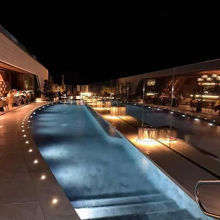 Sleek One-bedroom With A Panoramic View Apartament