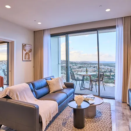 Sleek One-bedroom With A Panoramic View *