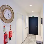 Daire Sleek One-bedroom With A Panoramic View