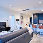 Sleek One-bedroom With A Panoramic View Daire *