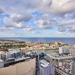Daire Sleek One-bedroom With A Panoramic View *