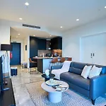 Sleek One-bedroom With A Panoramic View Daire