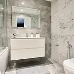 Daire Sleek One-bedroom With A Panoramic View