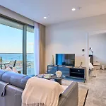 Daire Sleek One-bedroom With A Panoramic View