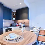Daire Sleek One-bedroom With A Panoramic View *