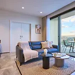 Sleek One-bedroom With A Panoramic View Daire Saint Julian's