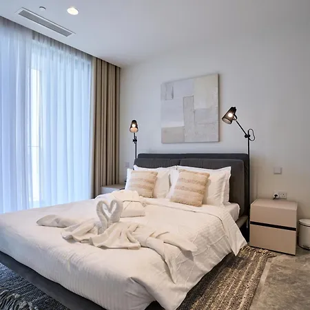 Sleek One-bedroom With A Panoramic View * San Ġiljan