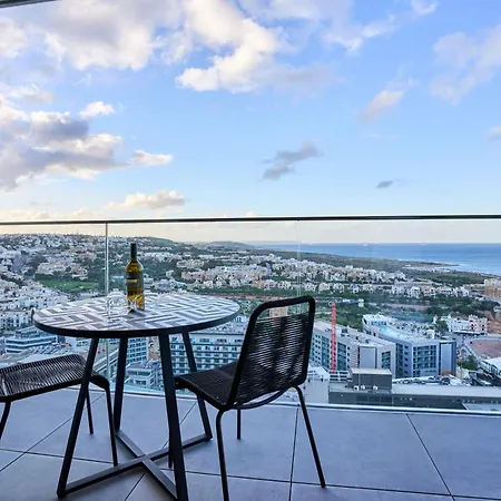 Sleek One-bedroom With A Panoramic View Apartament