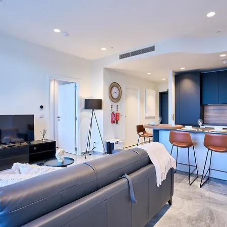 Sleek One-bedroom With A Panoramic View Apartman *