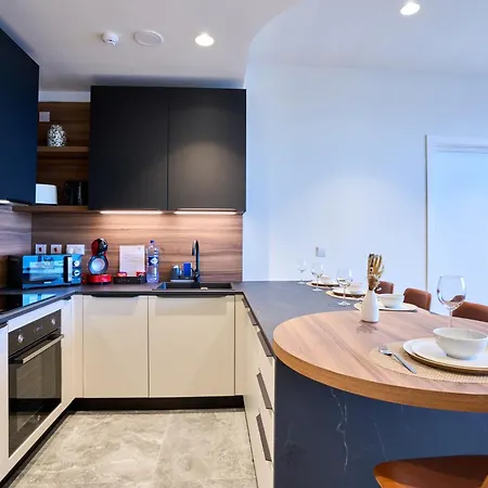 Sleek One-bedroom With A Panoramic View Apartman *
