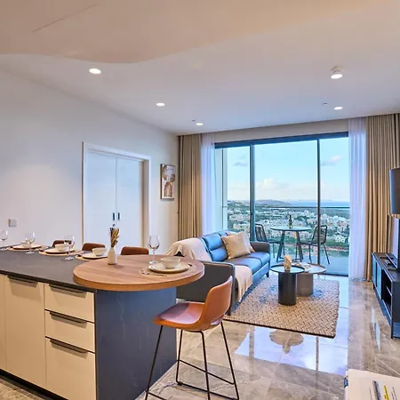 Apartment Sleek One-bedroom With A Panoramic View *