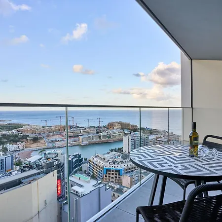 Sleek One-bedroom With A Panoramic View Apartman