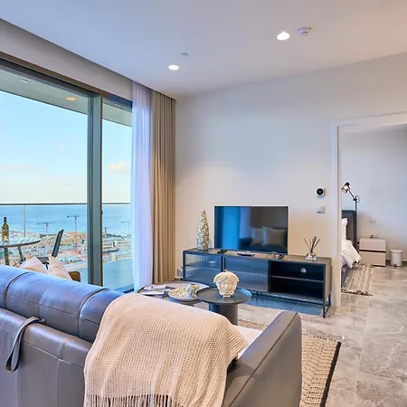 Apartment Sleek One-bedroom With A Panoramic View