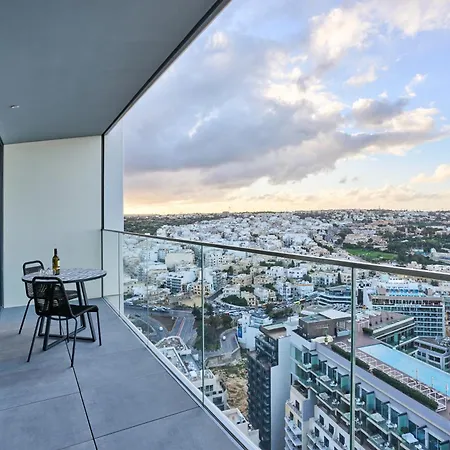 Sleek One-bedroom With A Panoramic View * San Ġiljan