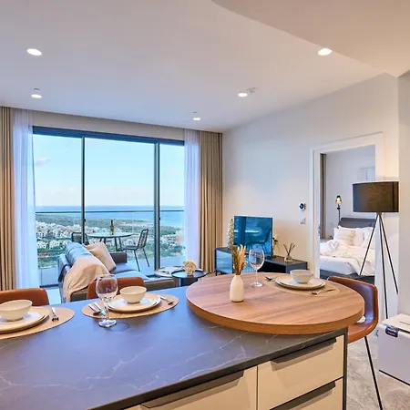 Sleek One-bedroom With A Panoramic View Apartment *