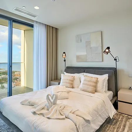 Sleek One-bedroom With A Panoramic View *