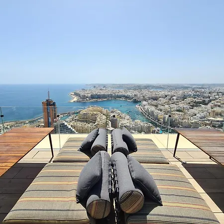 Sleek One-bedroom With A Panoramic View *