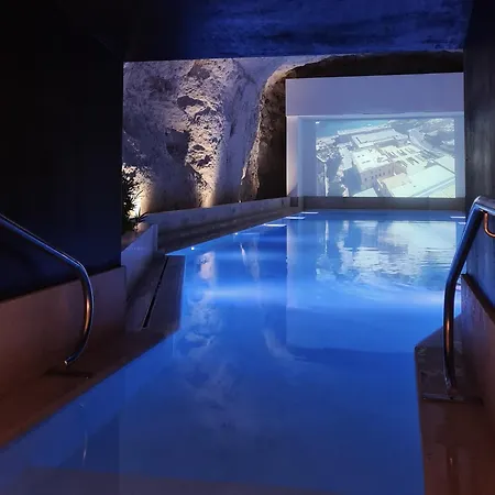 Sleek One-bedroom With A Panoramic View Apartament