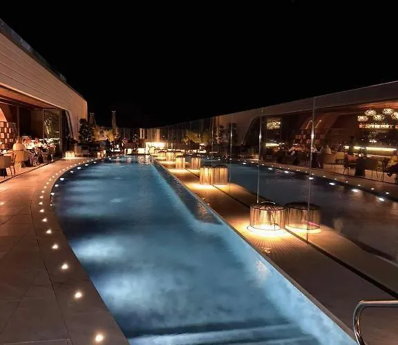 Sleek One-bedroom With A Panoramic View Appartement