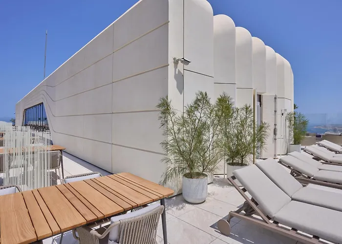 Sleek One-bedroom With A Panoramic View San Ġiljan