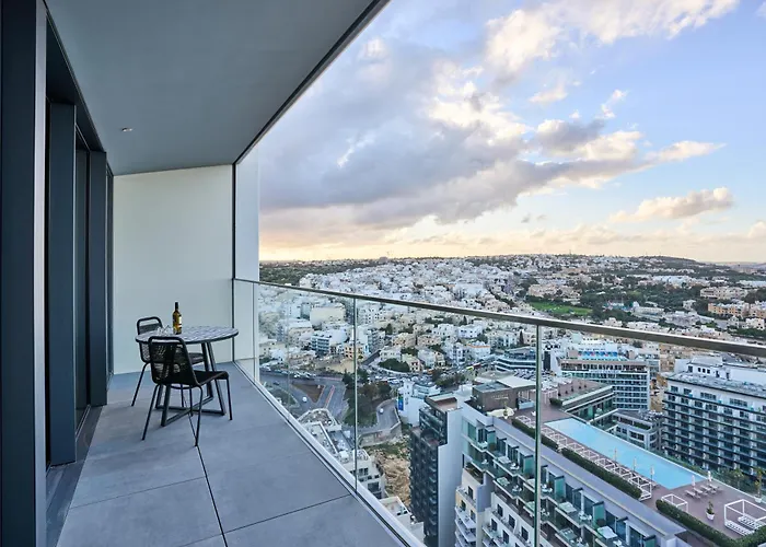Sleek One-bedroom With A Panoramic View * San Ġiljan