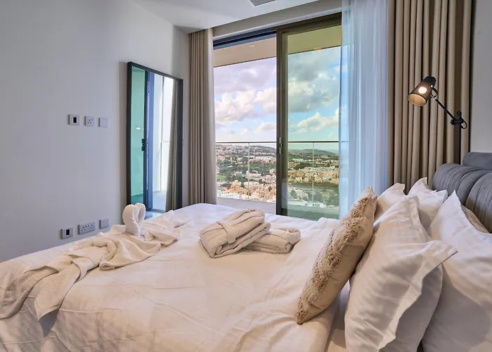 Sleek One-bedroom With A Panoramic View San Ġiljan