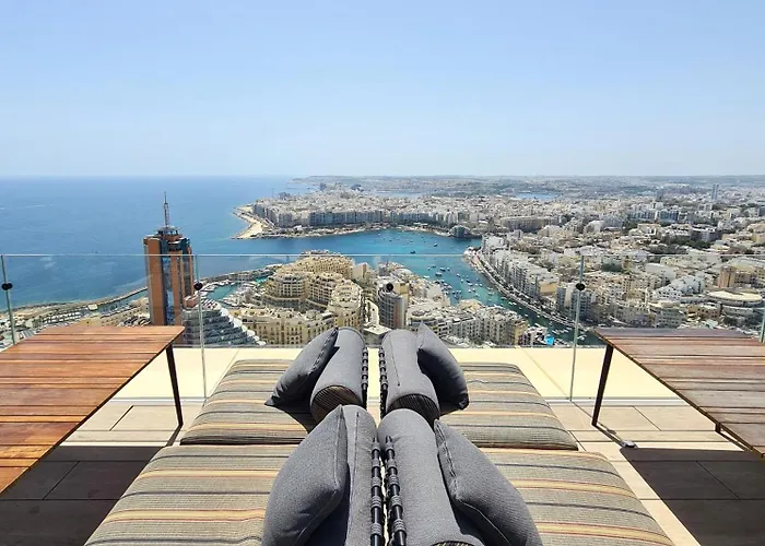 Sleek One-bedroom With A Panoramic View *