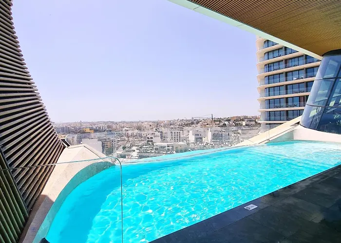 Sleek One-bedroom With A Panoramic View * San Ġiljan